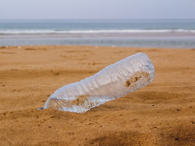 海滩上的透明瓶装水